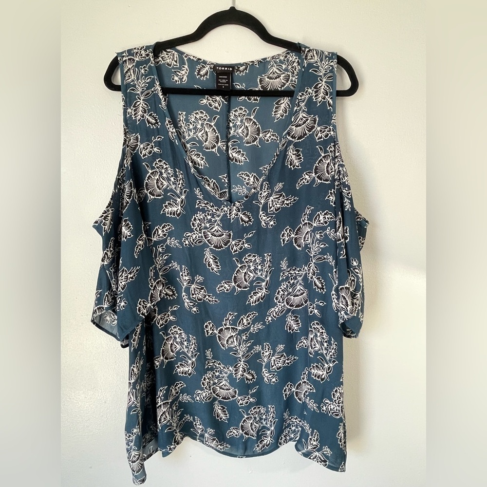 Torrid Floral Cold Shoulder Blouse Size 3X Plus Size Pullover V-Neck